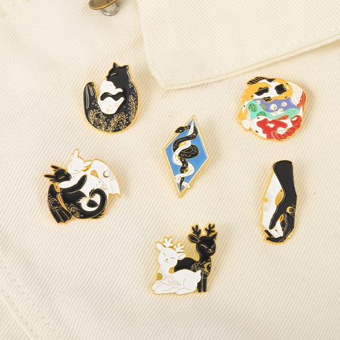 Broche de Esmalte Creativo Animales Abrazándose Aleación Yin Yang Gato Dragón Ciervo Koi Serpiente Mano Sol Luna Insignia Joyería Regalo Unisex