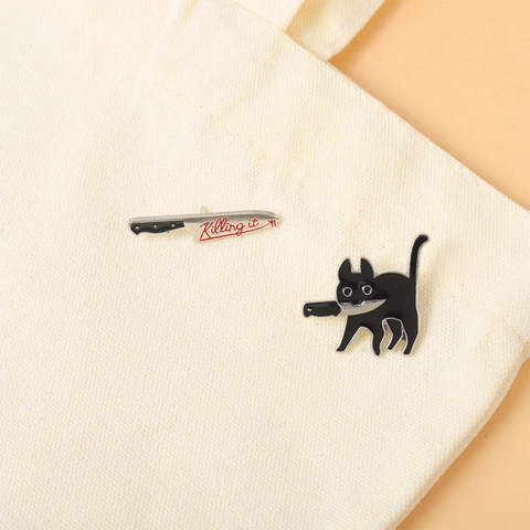 Spilla Smaltata Gatto Nero Con Coltello e Distintivo Slogan Killing It Set Spilla in Metallo Stile Gothic Dark