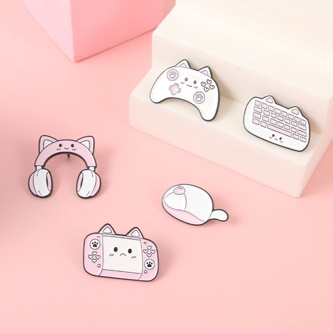 Spilla in Smalto Verniciato in Lega a Forma di Orecchie di Gatto Rosa Bianco Tastiera Cuffie Console di Gioco Distintivo Regalo Gioielli