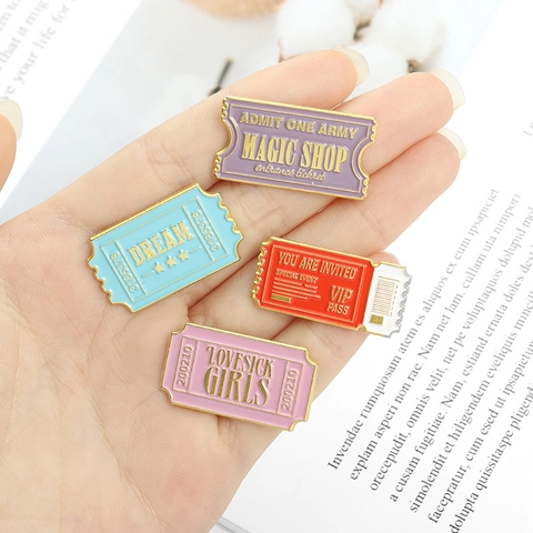 Spilla in Lega Smaltata Vintage a Forma di Biglietto Distintivo Retrò Pass d'Ingresso per Zaino Abbigliamento Gioielli Personalità