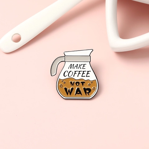 Cartone Animato Carino Spilla in Smalto a Forma di Cafetera Slogan Make Coffee Not War Badge in Lega per Amanti del Caffè Borse
