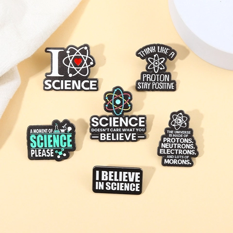 Set di Spille in Smalto a Tema Scientifico Creativo per Studenti Spilla Educativa in Lega con Slogan Atom Proton per Zaino