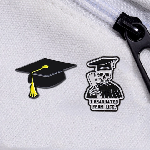 Spilla in Smalto per Laurea con Tocco e Scheletro Distintivo in Lega Verniciata Gioielli Regalo Commemorativo per Studenti
