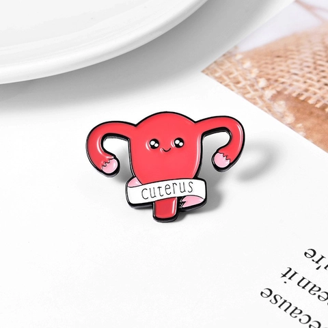 Pin's en Émail Utérus en Dessin Animé Visage Souriant Ruban Cuterus Broche en Alliage Cadeau de Remise de Diplôme Étudiant en Médecine Bijoux Infirmière Docteur Badge