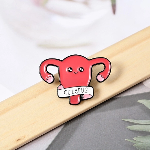 Pin's en Émail Utérus en Dessin Animé Visage Souriant Ruban Cuterus Broche en Alliage Cadeau de Remise de Diplôme Étudiant en Médecine Bijoux Infirmière Docteur Badge