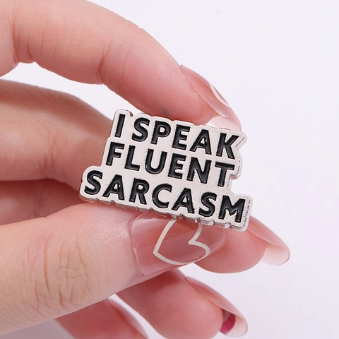 I Speak Fluent Sarcasm Emaille Brosche Legering Metalen Badge Grappige Slogan Quote Pin Voor Rugzak Jassen Kleding