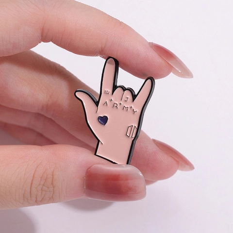 Broche de Esmalte Creativo Gesto de Banda de Música Rosa ARMY Tatuaje Señal de Mano Pin de Solapa Rock Punk Insignia de Metal para Fans