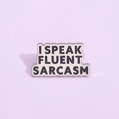 I Speak Fluent Sarcasm Emaille Brosche Legering Metalen Badge Grappige Slogan Quote Pin Voor Rugzak Jassen Kleding