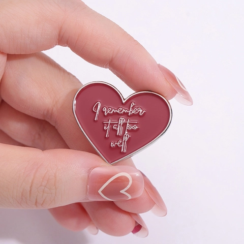 Pin de Esmalte Corazón Letras Música Insignia Retro Rojo Plata Aleación Broche Para Ropa Bolsos Accesorios Decorativos Regalo Fans Música
