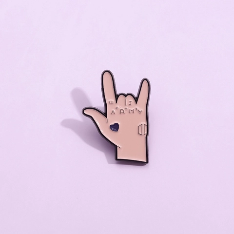 Broche de Esmalte Creativo Gesto de Banda de Música Rosa ARMY Tatuaje Señal de Mano Pin de Solapa Rock Punk Insignia de Metal para Fans