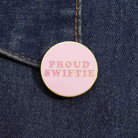 Muziek Fan Proud Singer Thema Ronde Emaille Pin Legering Brosche Goud Metalen Rand Roze Badge Mode Kleding Accessoire