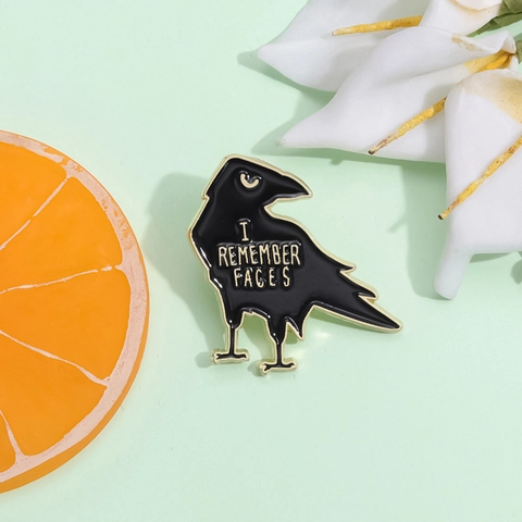 Broche de Esmalte de Cuervo Negro Creativo de Dibujos Animados Insignia de Animal de Aleación Slogan I Remember Faces Pin de Solapa Personalizado