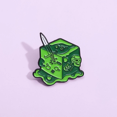 Broche en Émail Cube Gélatineux de Fantaisie Alliage Vert Slime Squelette Épée Dés Épinglette pour Sac à Dos Vêtements Bijoux Cadeau