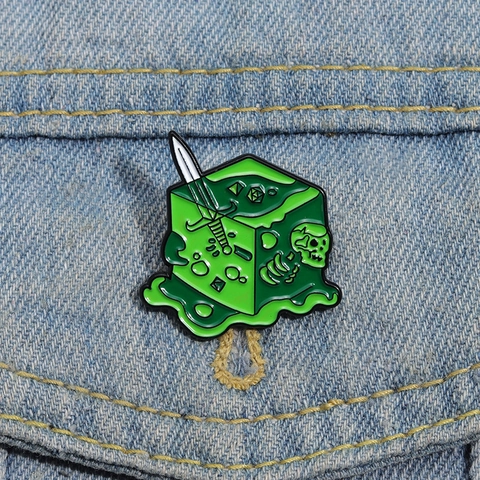 Broche en Émail Cube Gélatineux de Fantaisie Alliage Vert Slime Squelette Épée Dés Épinglette pour Sac à Dos Vêtements Bijoux Cadeau
