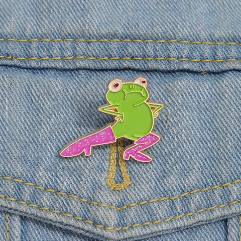 Épinglette en Émail Grenouille Verte Rigolote Avec Bottes Roses À Paillettes Broche En Alliage D'animal De Dessin Animé Pour Vêtements Sac