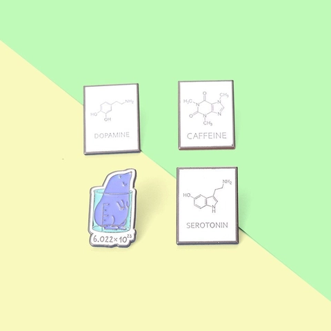 Wetenschap Chemie Molecuul Legering Emaille Pin Cafeïne Dopamine Serotonine Molecuul Formule Broche Voor Wetenschapper Leraar Student Gift Badge