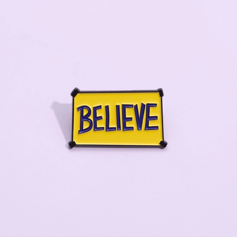 Spilla Creativa in Lega Smaltata con Scritta BELIEVE Spilla Anatomia Angelo Distintivo Personalità Retro Spilla per Accessori Abbigliamento
