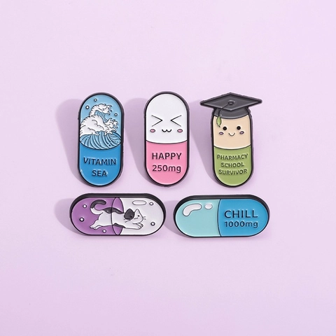 Spilla in Smalto a Forma di Capsula in Lega di Zinco Pharmacy School Survivor Happy Pill Vitamin Sea Gatto Distintivo Medico