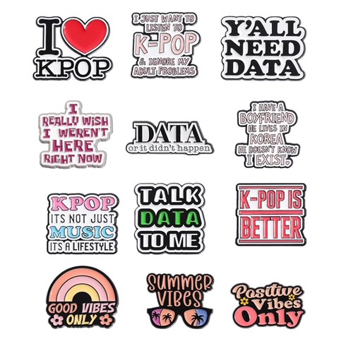 Kreative Englische Buchstaben Emaille Brosche Lustiger Slogan Cartoon Anstecknadeln Zinklegierung Abzeichen Personalisierter Schmuck Für K-Pop Fans