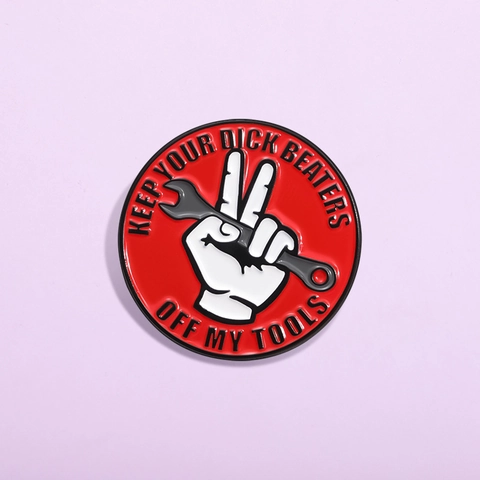 Lustige Mechaniker Hand Hält Schraubenschlüssel Legierung Emaille Pin Badge Rund Rot Industrie Humor Brosche Für Kleidung