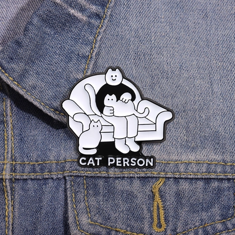 Divertente Spilla in Lega Smaltata Cat Person Simpatico Distintivo Cartone Animato Bianco Nero per Borse Giacche Abbigliamento Decorazione