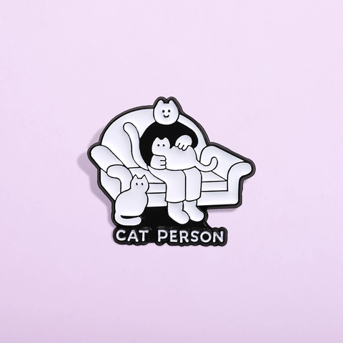 Divertente Spilla in Lega Smaltata Cat Person Simpatico Distintivo Cartone Animato Bianco Nero per Borse Giacche Abbigliamento Decorazione