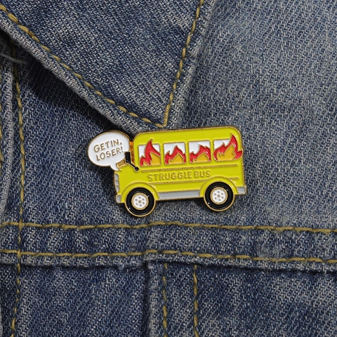 Lustiger Gelber Struggle Bus Emaille Pin Get In Loser Cartoon Schulbus Brosche Zinklegierung Abzeichen Für Rucksack Kleidung Zubehör