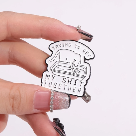 Pin's en Émail Chat Blanc Humoristique Nettoyage de la Litière Trying To Get My Shit Together Broche en Alliage Badge Pour Vêtements Sacs