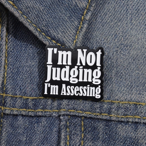 Divertido Pin de Esmalte I'm Not Judging I'm Assessing Broche de Metal con Letras Humorísticas Insignia de Aleación para Ropa