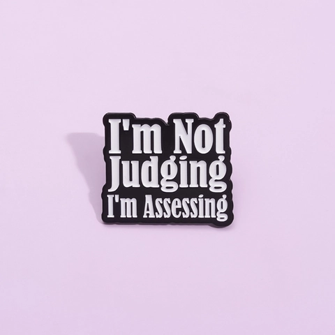 Divertido Pin de Esmalte I'm Not Judging I'm Assessing Broche de Metal con Letras Humorísticas Insignia de Aleación para Ropa