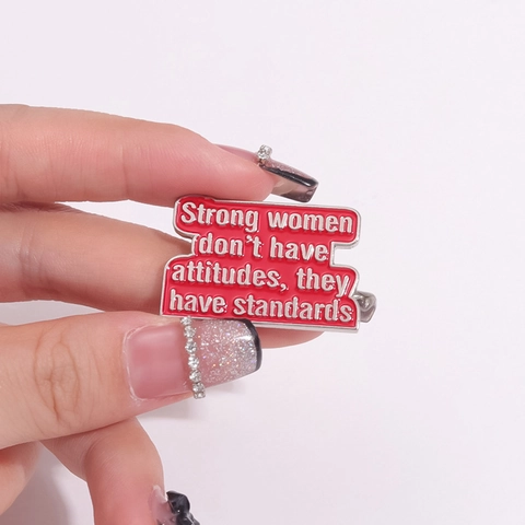 Broche en Émail Avec Citation Inspirante pour Femmes Fortes Broche en Alliage Rouge Badge Avec Slogan Individuel Bijoux pour Vêtements Sac Femme