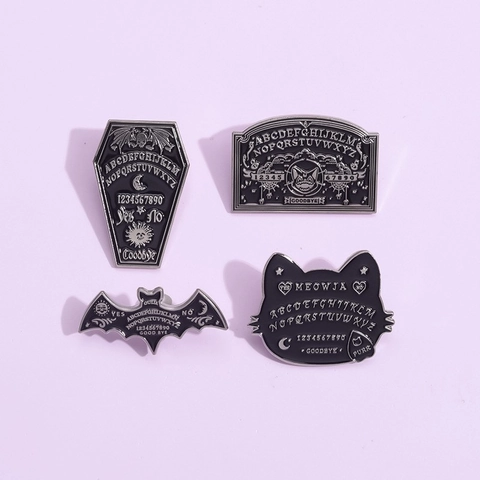 Set di Spille Smaltate Gotiche Ouija Board in Lega a Forma di Bara Pipistrello Gatto per Halloween Spilla Retrò Dark Accessorio