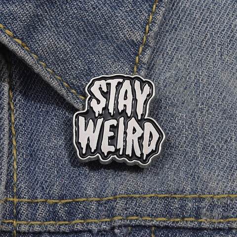 Stay Weird Smeltende Letter Emaille Pin Creatieve Zwart Wit Legering Broche Badge Voor Kleding Rugzak Sieraden Mode Accessoire
