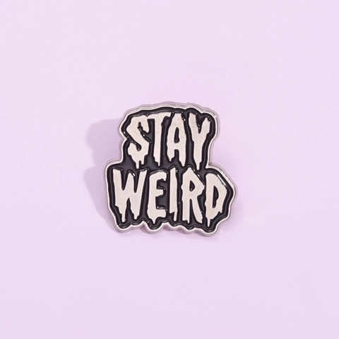 Stay Weird Smeltende Letter Emaille Pin Creatieve Zwart Wit Legering Broche Badge Voor Kleding Rugzak Sieraden Mode Accessoire