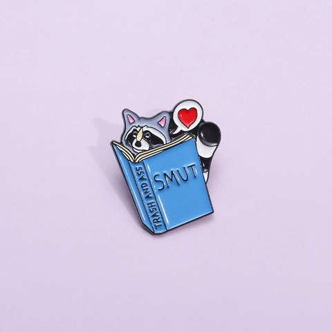 Broche en Émail Raton Laveur Lisant un Livre Badge Personnalisé en Alliage Épingle de Revers Animale Amusante pour Sac à Dos Vêtements Bijoux Unisexe
