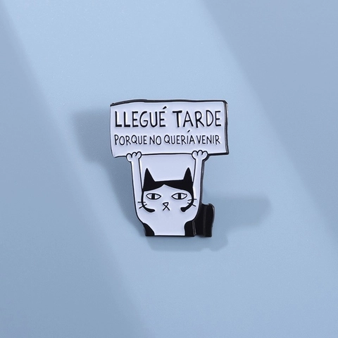 Divertente Spilla in Lega di Gatto Smaltato Con Scritta Spagnola Sono Arrivato Tardi Perché Non Volevo Venire Spilla da Revero Cartone Animato