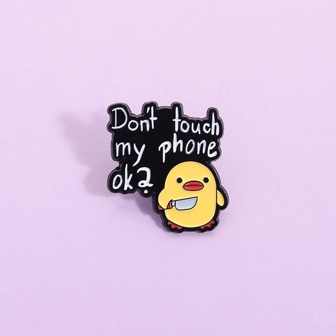 Cartoon Kleine Gelbe Ente Mit Messer Emaille Pin Lustiges Tier Abzeichen Brosche Don't Touch My Phone Personalisierter Schmuck