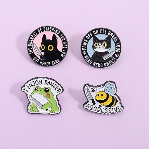 Divertente Spilla in Smalto con Animali Cartoni Animati Rana Gatto Ape con Coltello Spilla Personalizzata Umorismo Meme Distintivo in Lega per Zaino Vestiti Gioielli