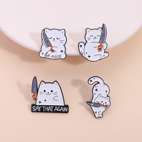 Lustige Cartoon Weiße Katze Emaille Pin Messerhaltende Meme Katze Legierung Brosche Say That Again Individueller Schmuck Kleidung Abzeichen