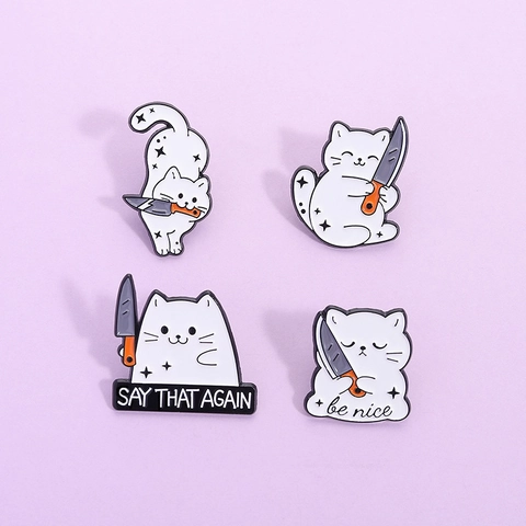 Lustige Cartoon Weiße Katze Emaille Pin Messerhaltende Meme Katze Legierung Brosche Say That Again Individueller Schmuck Kleidung Abzeichen