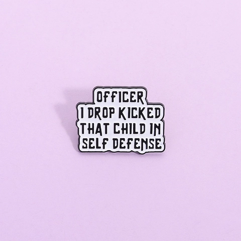 Lustiger Spruch Emaille Pin Officer I Drop Kicked That Child In Self Defense Legierung Brosche Abzeichen Für Kleidung Rucksack Hut Dekor