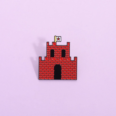 Spilla in Smalto Castello Rosso Retro Pixel Art Lega Laccata Edificio Cartone Animato Distintivo per Zaino Vestiti Unisex Gioielli