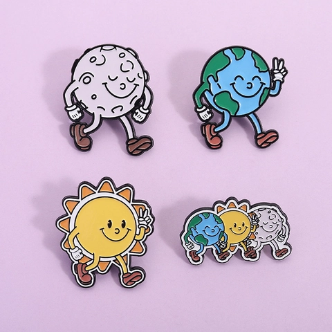 Simpatiche Spille in Smalto Serie Universo Cartone Animato Terra Sole Luna Migliori Amici Distintivi in Lega Verniciata per Vestiti