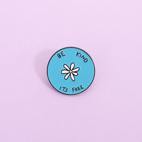 Broche en Email Marguerite Badge Rond en Alliage Be Kind It's Free Lettrage Pin pour Vêtements Sac à Dos Accessoires Bijoux Cadeau