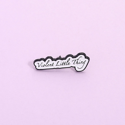 Violent Little Thing Slogan Spilla Smaltata Nero Bianco Lega Spilla Scritte Creative Distintivo per Abbigliamento Zaino Accessori Moda