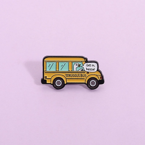 Lustige Struggle Bus Emaille Pin Cartoon Gans Gelber Bus Legierung Brosche Get In Bestie Abzeichen Für Rucksäcke Kleidung Dekor