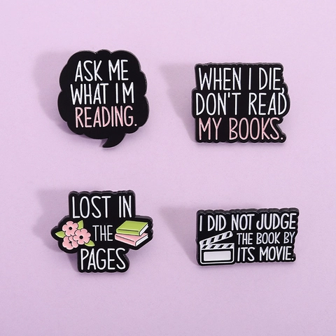 Spilla in Smalto Serie Libri Cartoni Animati Simpatica Lega Citazione Spilla Distintivo Accessorio Abbigliamento Letterario Regalo