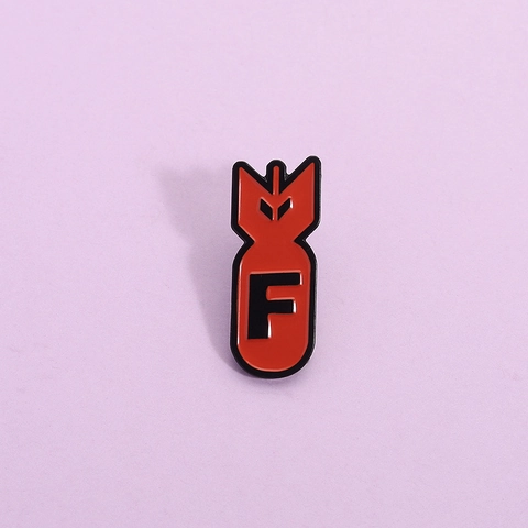 Épinglette en Émail Missile F Bomb Dessin Animé Badge en Alliage Créatif Broche Bombe Rouge Amusante pour Vêtements Sac à Dos