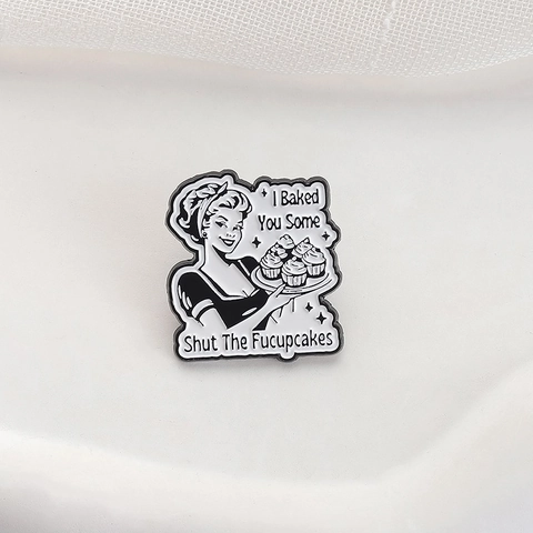 Broche Pin's en Émail Femme Rétro Tenant des Cupcakes Slogan Amusant Badge en Alliage Bijoux de Revers pour Sac à Dos Femme