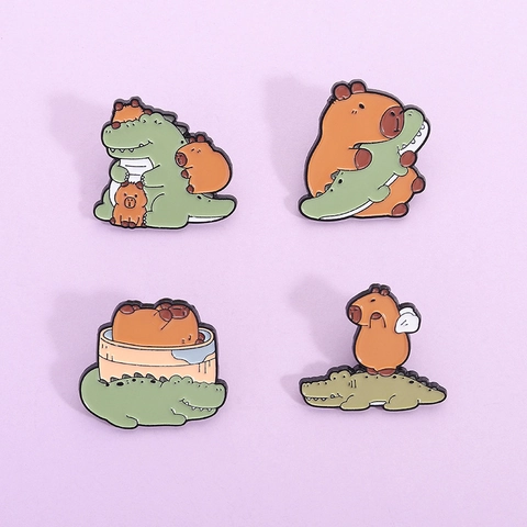 Spilla in Smalto Cartoon Capibara E Coccodrillo Spilla Animale in Lega per Zaino Abbigliamento Regalo Unisex Gioielli